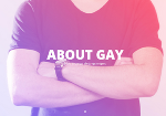 Männlicher Oberkörper mit verschränkten Armen vor der Brust. Auf dem T-Shirt die Aufschrift ABOUT GAY