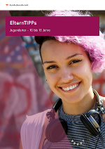 Tietelbild: lächelnde Jugendliche mit lila Haaren mit einem Kopfhörer um den Hals