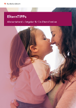 Titelbild: Mutter hält kleines Mädchen am Arm und kuschelt